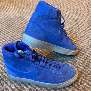 🔥💙NIKE BLAZER MID GS in Binary Blue Gum. Suede. Youth size 4. EUC!!💙🔥